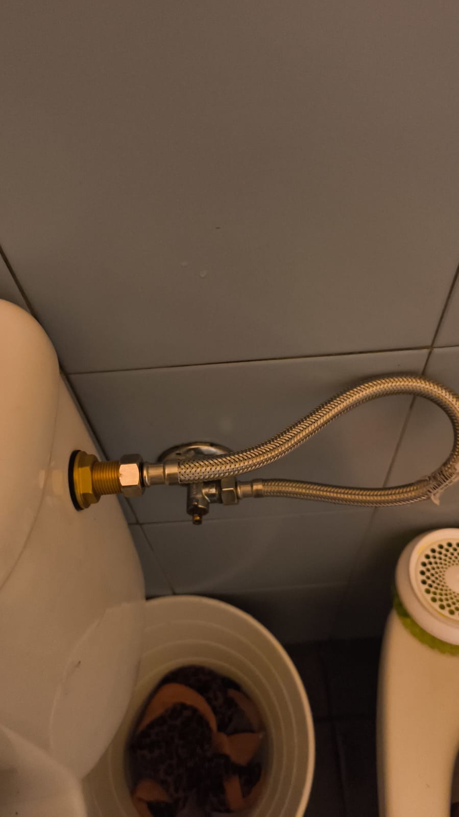 Conexión flexible de cisterna — fontanero urgente Terrassa