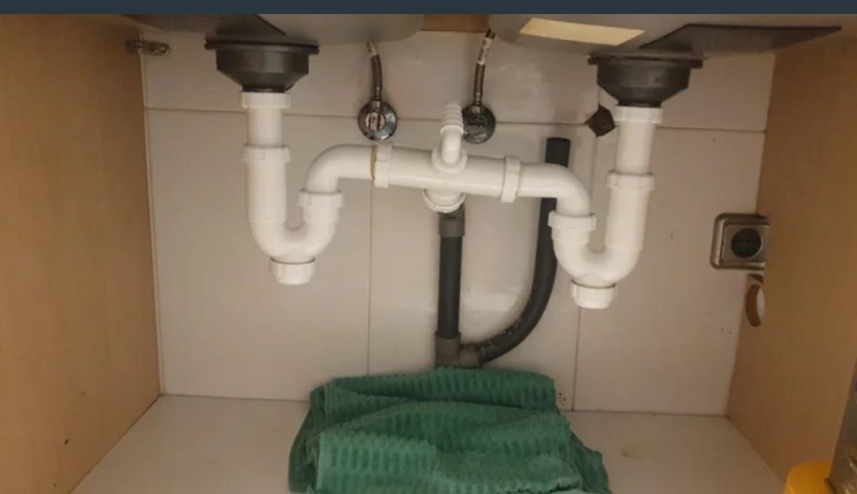 Sifón fregadero doble instalado — fontanero profesional Terrassa