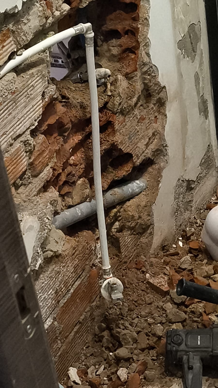 Instalación de tubería multicapa en pared — fontanero Terrassa