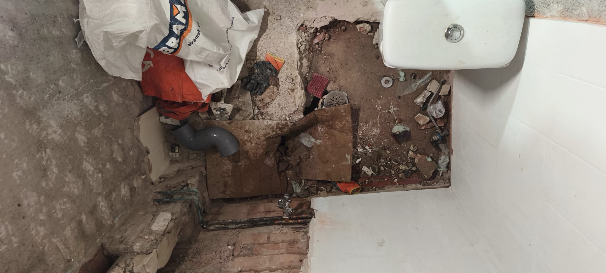 Reforma fontanería en suelo de baño — fontanero Terrassa