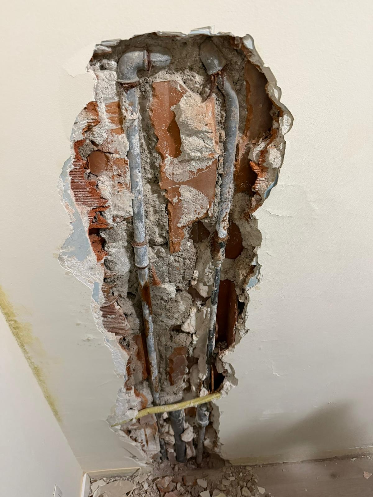 Reparación de fuga en tubería empotrada — fontanero Terrassa