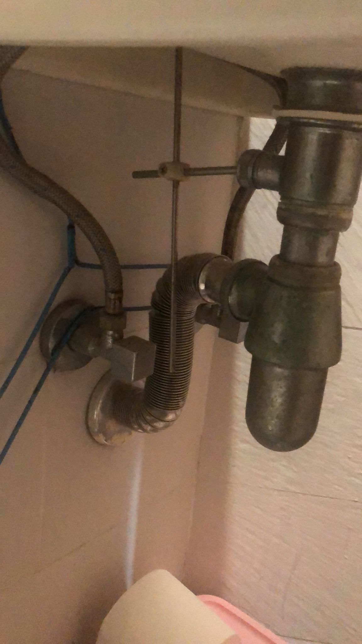 Sifón de lavabo antiguo — sustitución fontanero Terrassa