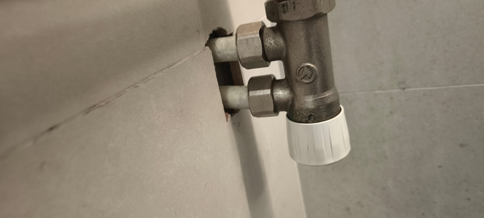 Válvula de radiador — reparación calefacción Terrassa